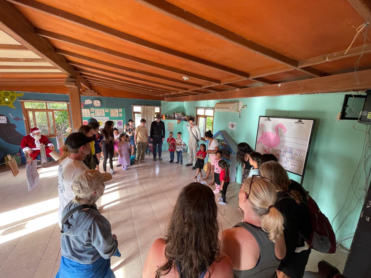 Comunidad participando en actividades artísticas y educativas de UFFF